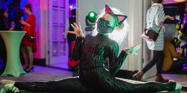 Dark-Alice-In-Wonderland-Cat-Contortionist