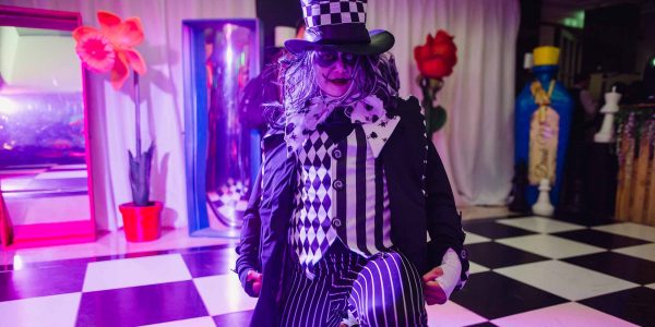Twisted-Alice-In-Wonderland-Performer