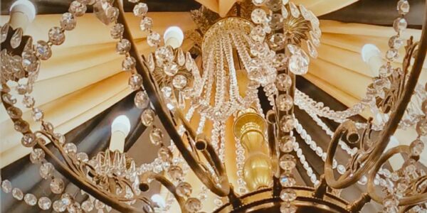 Chandelier-With-1920s-Theme
