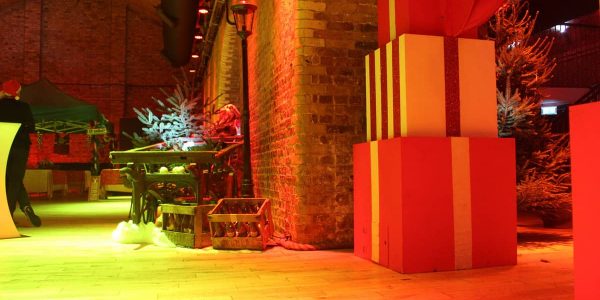 Classic-Christmas-Props-and-Decorations