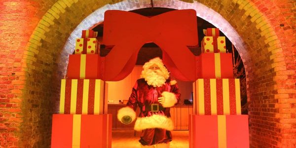 Classic-Christmas-Theme-Party-Santa