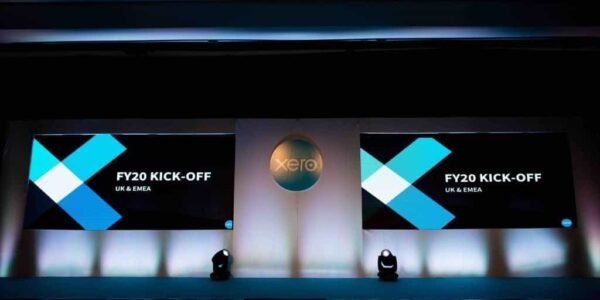 Double-Screens-At-Conference-Event
