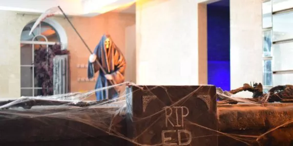 Grim-Reaper-Halloween-Prop-Decorating-Venue