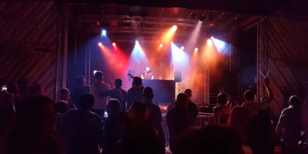 Guests-Watching-Live-DJ-Set