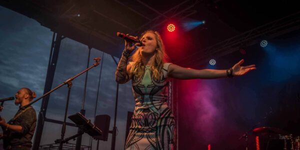 Headline-Performer-On-Stage-At-Corporate-Festival