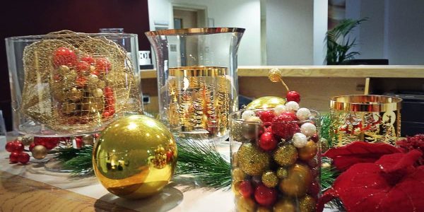 Simple-Front-Lobby-Christmas-Decoratoins