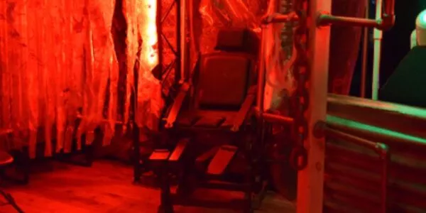 Torture-Chair-Prop-In-Slaughter-House-Halloween-Themed-Room