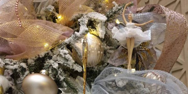 Traditional-Christmas-Theme-Luxury-Decorations