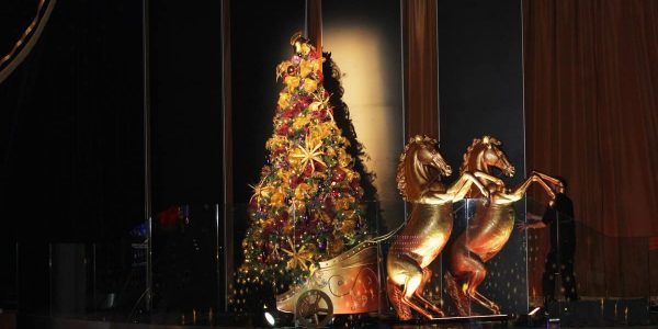 Traditional-Christmas-Theme-Trees-and-Props