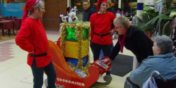 Elf-Entertainers-In-Shopping-Centre