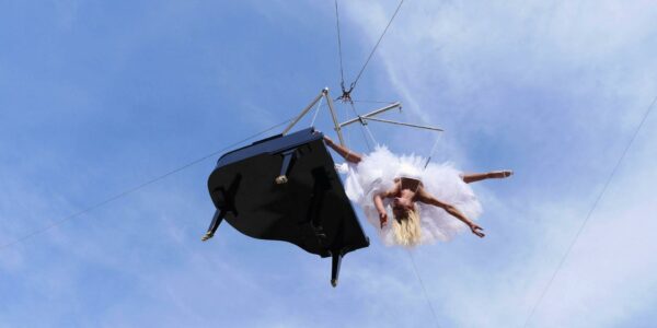 Flying-Piano-For-Corporate-Events