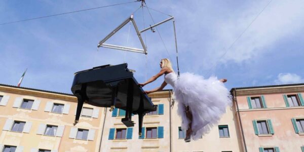 Piano-Suspended-By-Aerial-Rigging