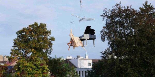 Aerial-Acrobatic-Piano-Player