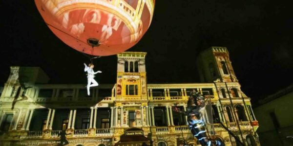 Aerial-Show-Balloon-With-Projections