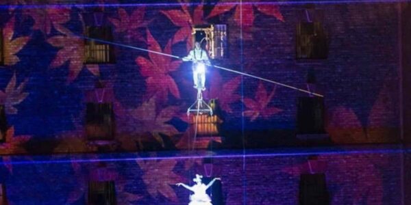 Entertainment-Performs-With-Video-Mapping-Elements
