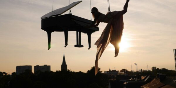 Flying-Piano-Entertainment