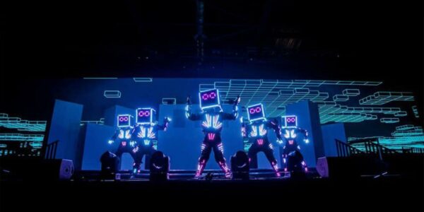 LED-Dancers-In-Video-Mapping-Show