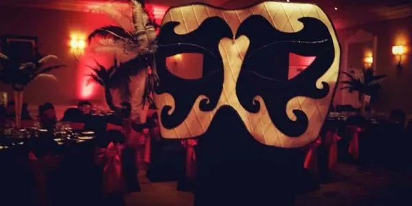 Moving-Masquerade-Mask