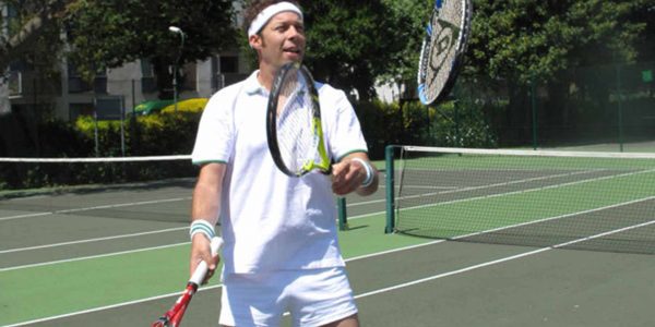 Comedy-Tennis-Player-Jugging-Rackets