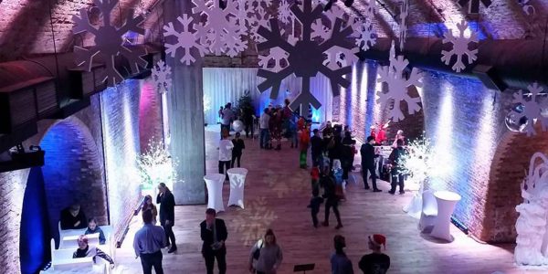 Hung-snowflake-ceiling-decorations