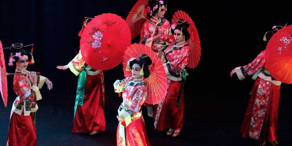 oriental-umbrella-dancers