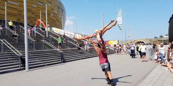 Acrobatic-performer-roller-skaters