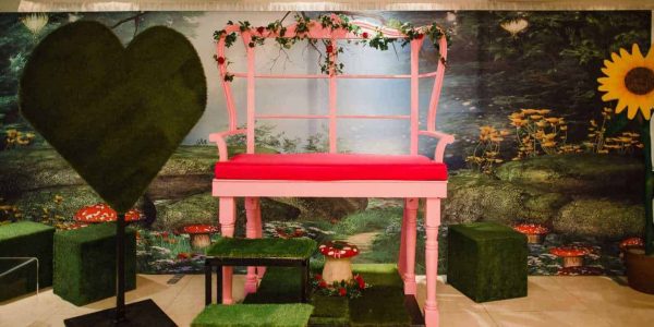 Alice-in-wonderland-giant-props-to-hire
