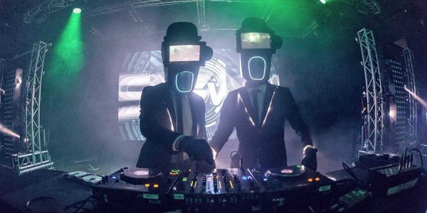 Futuristic-robot-DJ's