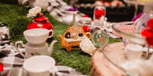 alice-in-wonderand-table-dressing