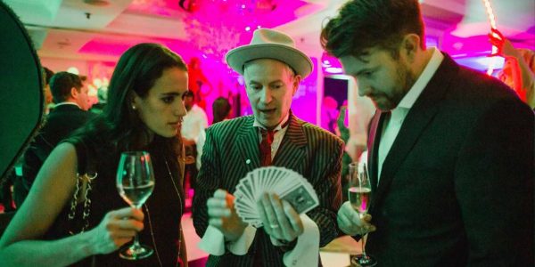 card-trick-performer-alice-in-wonderland-party