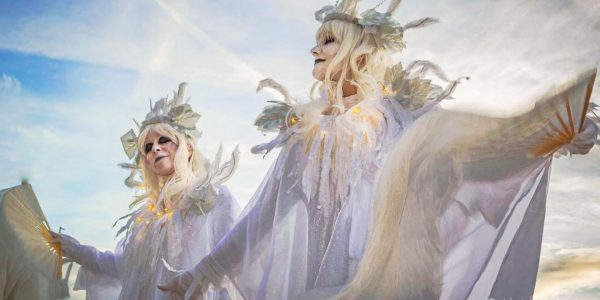 Ice-Queen-duo-stilt-walk-duo-outside