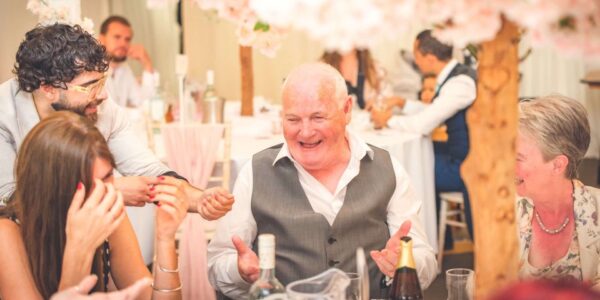 Walkabout-Card-Trick-Magician-Entertains-Guests-At-Tables