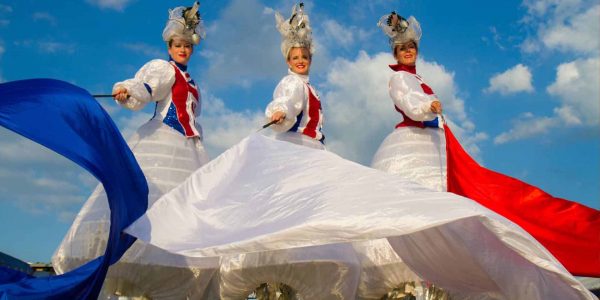 British-flag-stilt-walkers