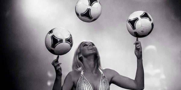 Female-football-freestyler