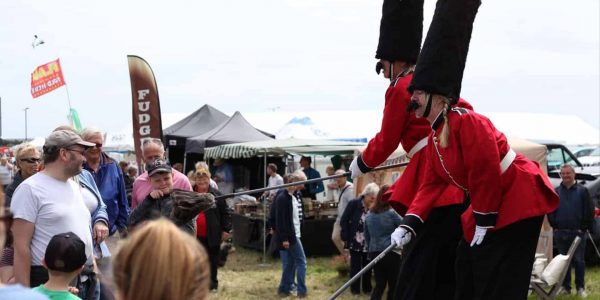 Queens-guard-stilt-walkers