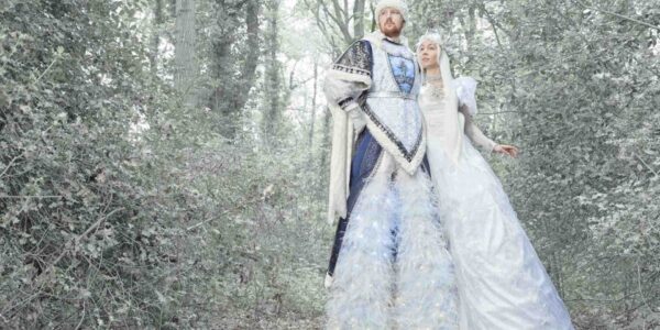 Winter-Wonderland-Queen-And-King-Stilt-Performers