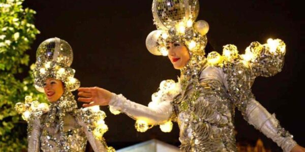 Christmas-Stilt-Walker-Meet-And-Greet