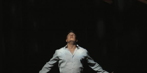 Ipad-magician-hire-Virtual-Events-Holo Lady flying