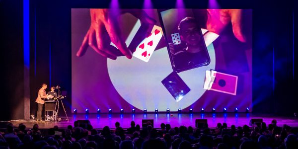 Ipad-magician-hire-Virtual-Events-Jamie Allan mirror finish magic