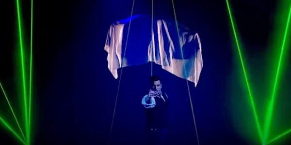 Ipad-magician-hire-Virtual-Events-Laser Levitation