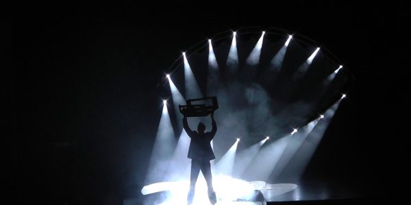 Ipad-magician-hire-Virtual-Events-On stage 2