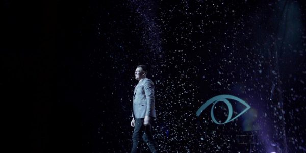 Ipad-magician-hire-Virtual-Events-On stage