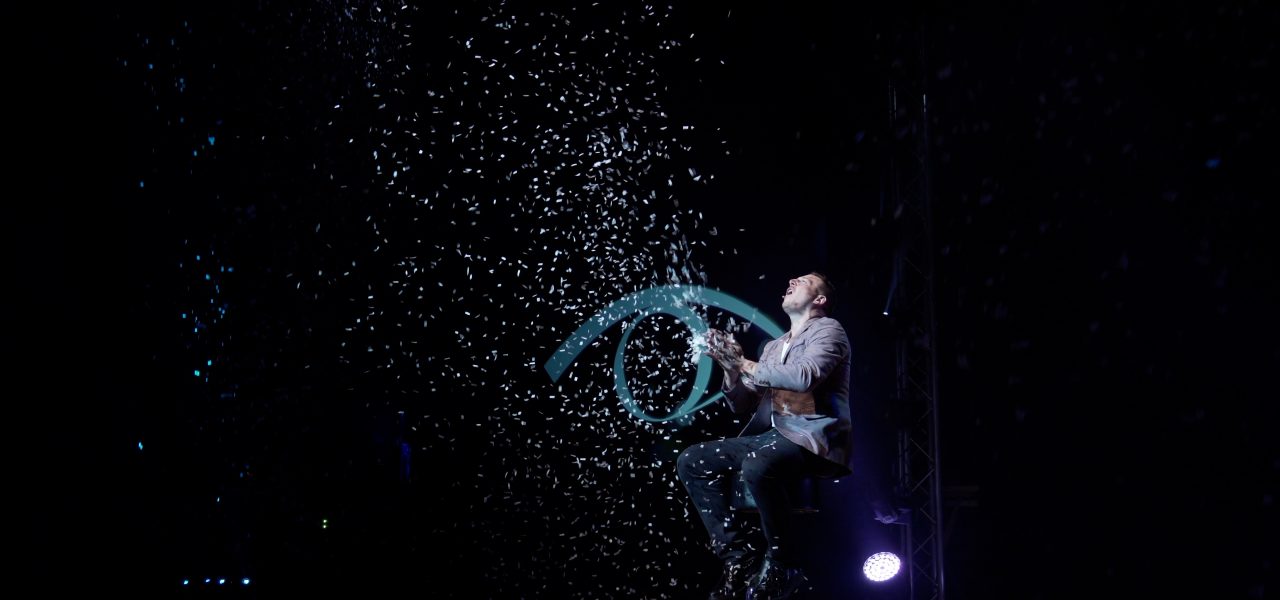 Ipad-magician-hire-Virtual-Events-Snow 1