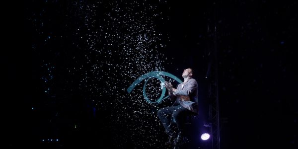 Ipad-magician-hire-Virtual-Events-Snow 1