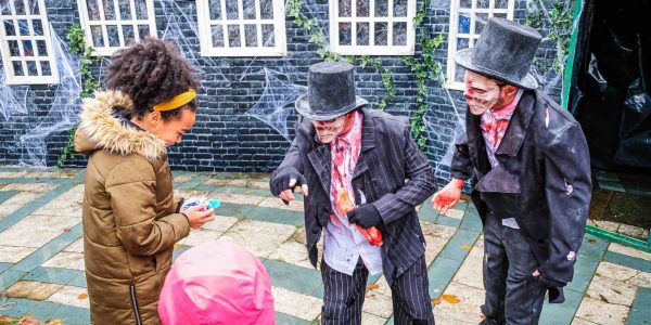 Trick-or-Treat-Street-Halloween-Actors-With-Visitors