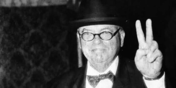 Winston-Churchill-Impersonator-With-Two-Fingers-Up