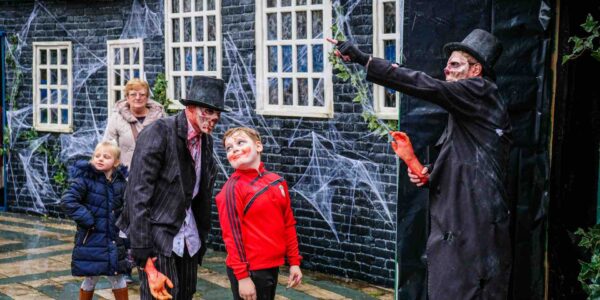 Families-Enjoying-Public-Scare-Attraction