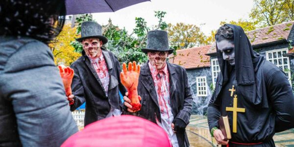 Trick-Or-Treat-Street-Actors-For-Scare-Attraction