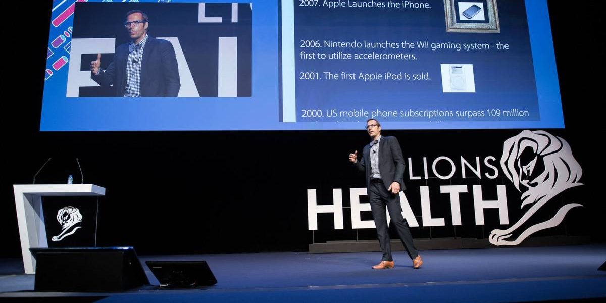 Business-Motivational-Speaker-On-Stage