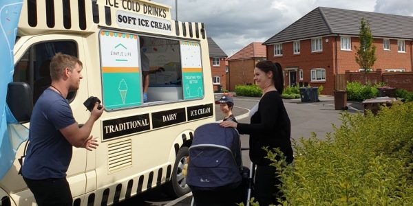 Family-Buying-Ice-Cream